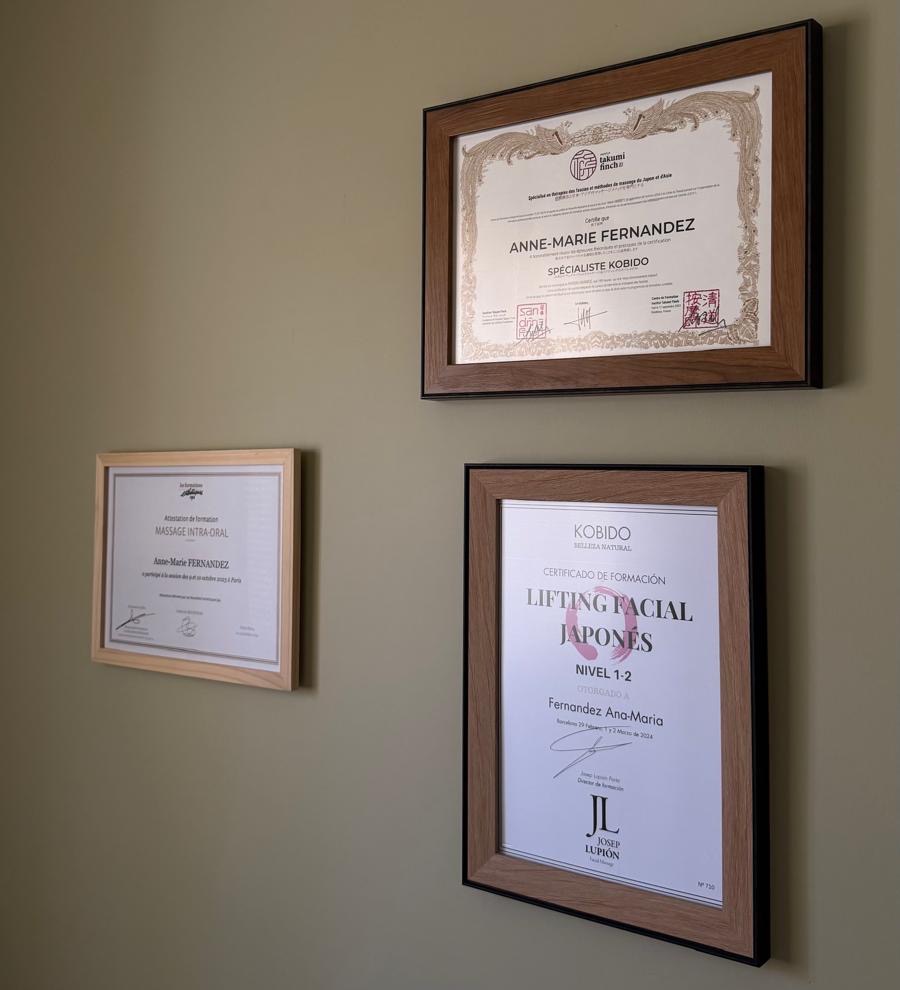 Les certifications d'Anne-Marie Fernandez encadrées au mur de l'institut : spécialiste Kobido, massage intra-oral et lifting facial japonais.
