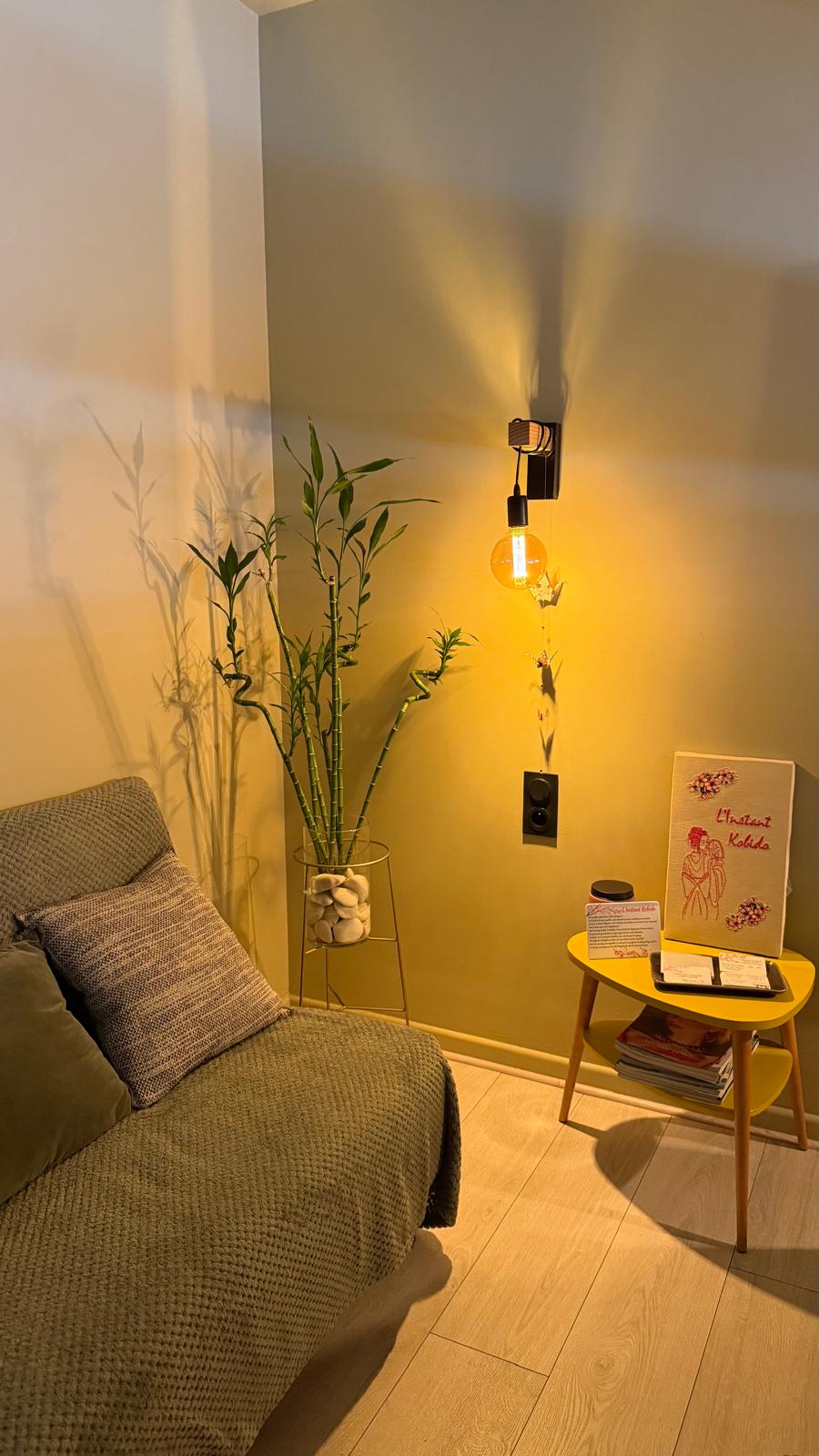 Le coin d'attente de l'institut, bambou et lumière chaude.