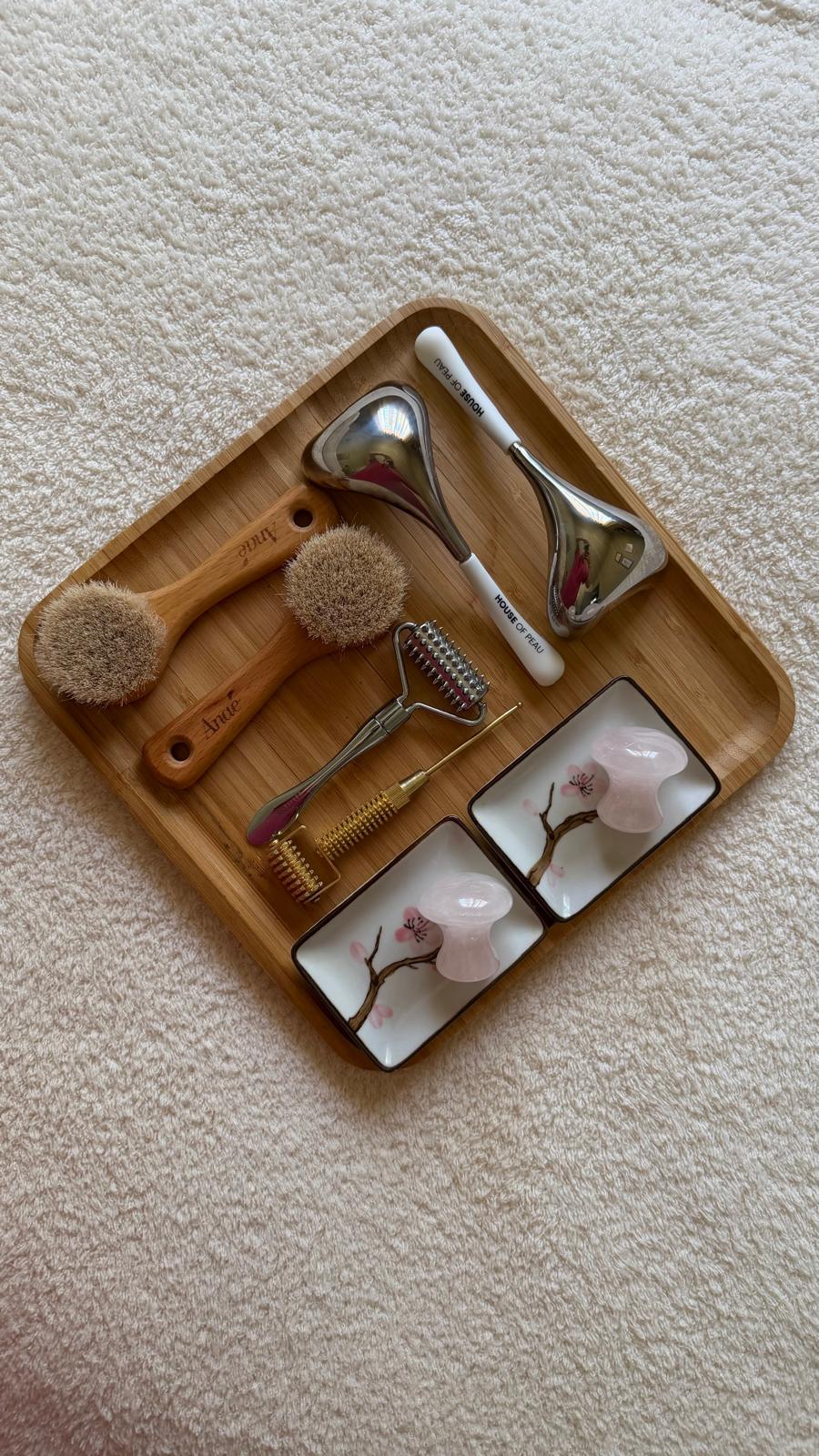 Le plateau d'accessoires : brosses, rouleaux et champignons de quartz rose.