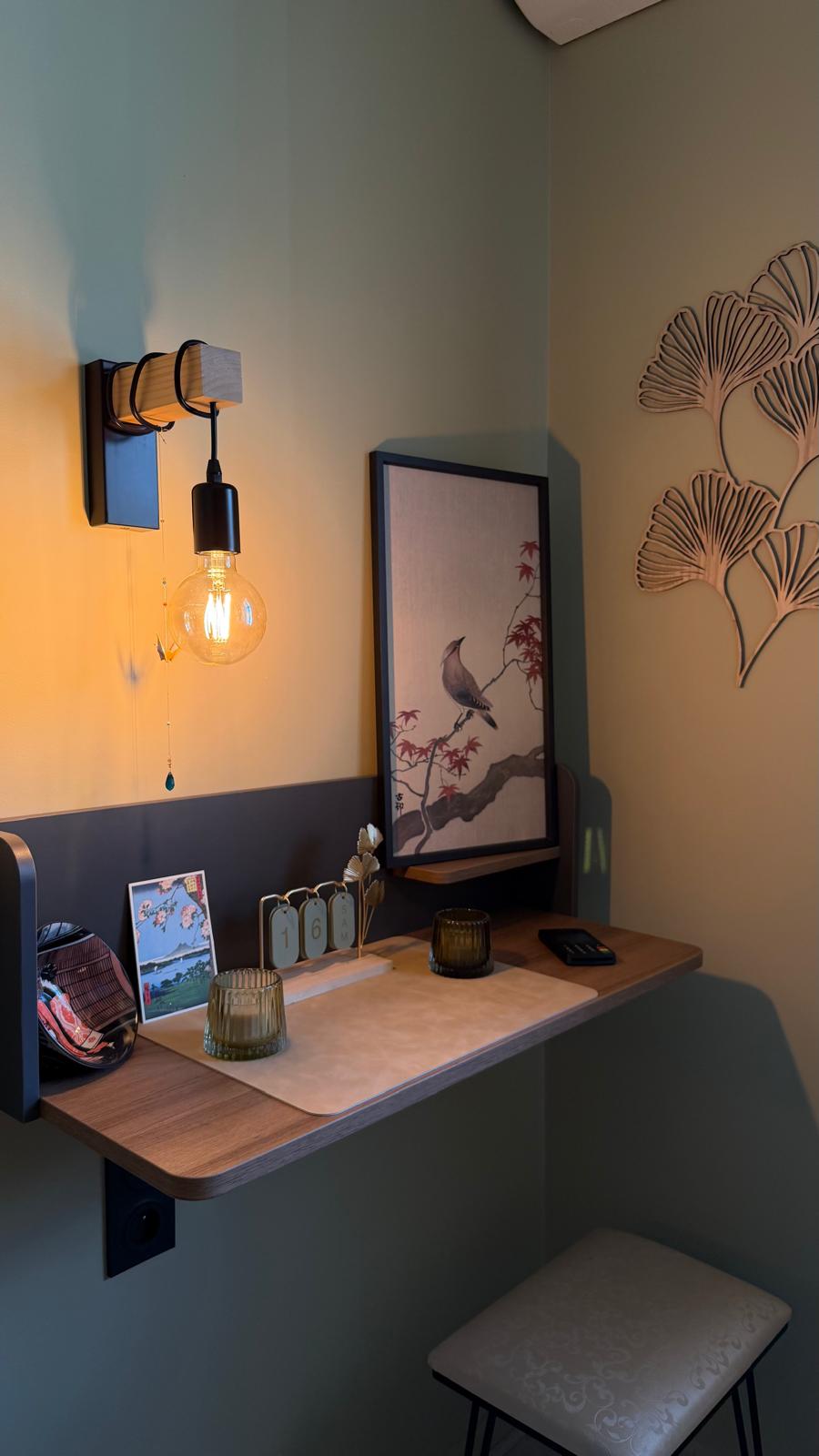L'étagère de la cabine, son estampe japonaise et sa lampe.